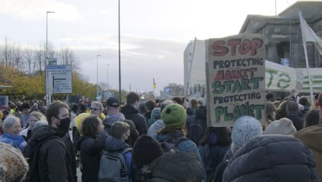 Más-De-250000-Personas-Marchan-En-Protesta-Desde-El-Parque-Kelvingrove-Hasta-Glasgow-Green-Durante-La-Cop26