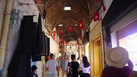 Eine-Gasse-Auf-Dem-Markt-Mit-Menschen,-Die-Tagsüber-In-Tunis,-Medina,-Tunesien,-Hetzen