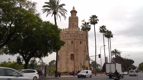 Vista-A-Pie-De-Calle-Hacia-La-Famosa-Torre-Del-Oro-En-Sevilla,-España