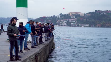 Pescador-Atando-Para-Pescar-Pescado-Fresco-Fuera-Del-Bósforo-En-Estambul