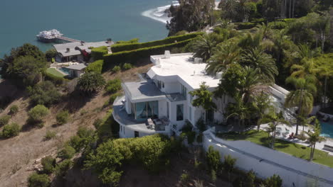 Ein-Herrenhaus-Am-Hang-In-Malibu,-Kalifornien,-Mit-Dem-Malibu-Pier-Und-Dem-Surfrider-Beach,-Komplett-Mit-Surfern,-Im-Hintergrund