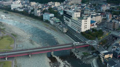 Puente-Sobre-El-Río-Hida-En-Gero-Onsen,-Gifu-Japón