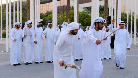 Männer-Aus-Den-Emiraten-Tanzen-Auf-Kandura-Dish-Dash-Zu-Traditionellen-Liedern-Auf-Der-Expo-2020
