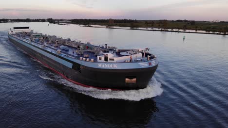 Öltankschiff-Segelt-Bei-Sonnenuntergang-Im-Sommer-Auf-Offener-See