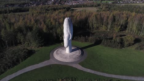 El-Sueño-Escultura-Audaz-Bosque-Punto-De-Referencia-Cara-Obelisco-Estatua-Vista-Aérea-St-Helens-órbita-Derecha