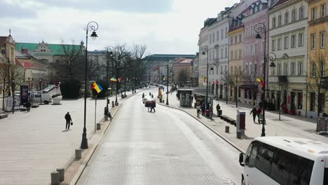 Vista-Aérea-De-Personas-Y-Tráfico-En-La-Ruta-Real,-En-La-Soleada-Varsovia,-Polonia