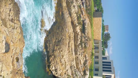 Vertikale-Aufnahme-Der-Felsigen-Küste-Der-Luxusresidenz-Fidar-Beach-House-In-Jbeil,-Libanon