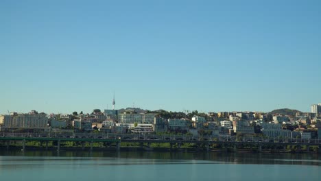 Autopista-Gangbyeon-De-Seúl-Con-Namsan-N-Tower-Sobre-El-Distrito-De-Yongsan-En-El-Día-De-Cielo-Despejado---Estática-Amplia