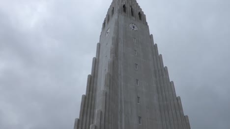 Hallgrímskirkja,-La-Iglesia-Parroquial-Más-Grande-De-Reykjavík,-Islandia-En-Tiempo-Nublado