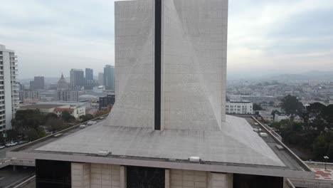 Aerial-view-in-front-on-Cathedral-of-Saint-Mary-of-the-Assumption,-in-San-Francisco,-USA---rising,-drone-shot