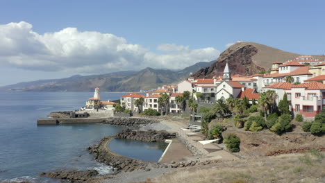 Pool-Am-Meer-Mit-Herrlichem-Blick-Auf-Den-Atlantischen-Ozean-Im-Sommer-In-Marina-Da-Quinta-Grande,-Canical,-Insel-Madeira,-Portugal