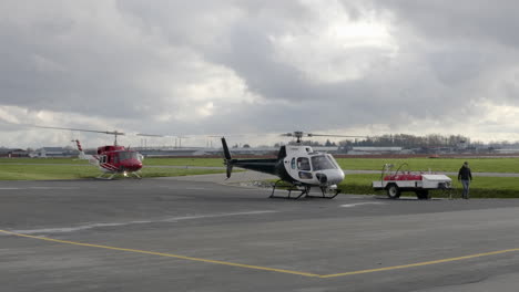Polizei-Und-Such--Und-Rettungshubschrauber-Am-Hubschrauberlandeplatz-Bereit-Zum-Start-In-British-Columbia,-Kanada