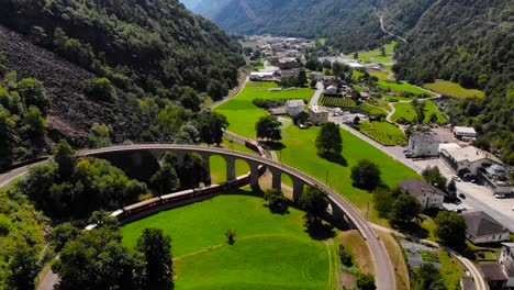 Antenne:-Zug-In-Brusio-Spiralviadukt