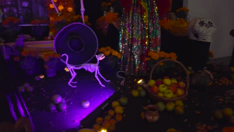 Details-An-Einem-Totenaltar,-Der-Für-Die-Feier-Des-Tages-Der-Toten-In-Mexiko-Puebla-Cholula-Geschaffen-Wurde,-Geschmückt-Mit-Blumen,-Totenköpfen,-Kerzen,-Catrinas-Und-Essen