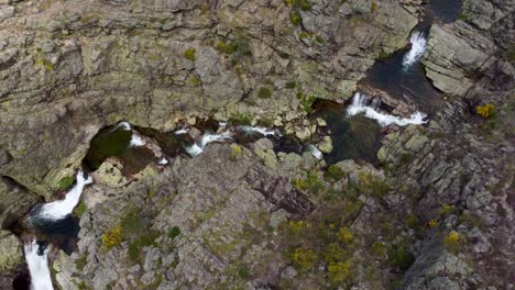 Dramatische-Luftaufnahme-Der-Cascata-De-Fisgas-Do-Ermelo-–-Wunderschöne-Wasserfälle-Im-Parque-Natural-Do-Alvao-–-Portugal