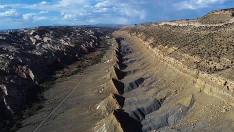 Drone-Aéreo-De-Locas-Formaciones-Rocosas-En-Utah-Cerca-De-Acantilados-Vermillion,-Utah