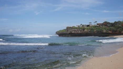 Hermosa-Playa-Tropical-En-Indonesia-Con-Cielo-Azul-Por-La-Mañana