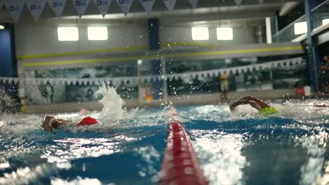 Athleten-Schwimmen-Im-Pool-Bei-Einem-Triathlon--Und-Schwimmrennen