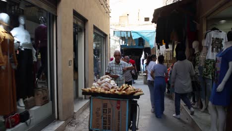 Caminando-Por-Una-Calle-Muy-Transitada-En-El-Mercado-De-Túnez,-Túnez