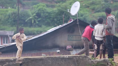 Toma-Estática-De-Niños-Locales-Jugando-Cerca-De-La-Carretera-De-Un-Pueblo-Cerca-De-La-Fábrica-De-Té-Kadugannawa-Ubicada-En-Las-Montañas-Interiores-De-Sri-Lanka-Diciembre-De-2014