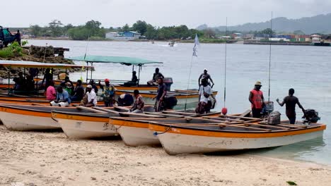 Personas-Y-Taxis-Acuáticos-En-Lancha-Motora-En-El-Cruce-De-Barcos-De-Paso-De-Kokopau-Buka-En-La-Isla-Tropical-De-La-Región-Autónoma-De-Bougainville,-Papúa-Nueva-Guinea
