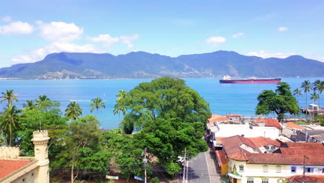 Vista-Aérea-Del-Centro-Histórico-De-Ilhabela-En-El-Estado-De-São-Paulo,-Brasil