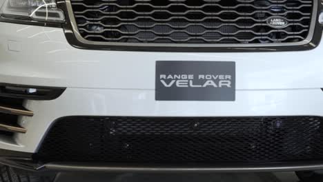 Extremo-Delantero-De-Land-Rover-Velar,-Range-Rover-Blanco-Moderno,-Coche-Británico,-Coche-De-última-Generación,-Coche-De-Lujo