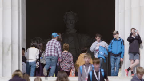 Nahaufnahme-Des-Lincoln-Memorial-Mit-Touristen-Im-Vordergrund