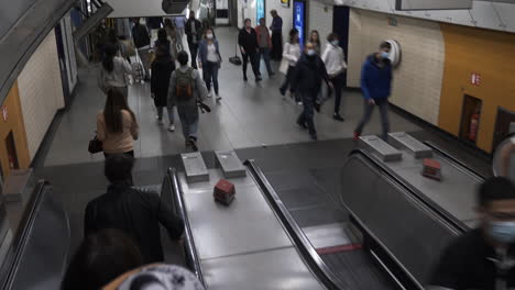 Stehend-Auf-Der-Rolltreppe-Am-Bahnhof-Bond-Street-In-London,-Die-Nach-Unten-Geht