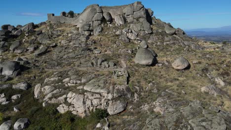 Antiker-Bau-Auf-Dem-Berg-Monsanto-Und-Panoramablick-Auf-Das-Umliegende-Tal,-Portugal