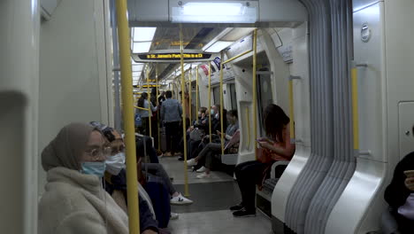 Passengers-Inside-District-Line-train-On-The-Underground-In-London,-UK