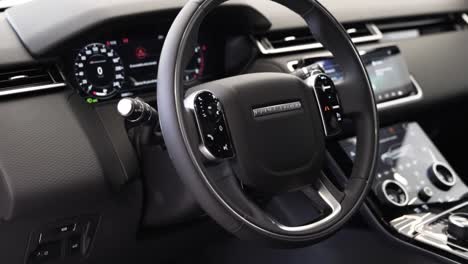 Volante-Automatizado-Moderno,-Land-Rover-Velar,-Range-Rover,-Interior-De-Automóvil-Moderno