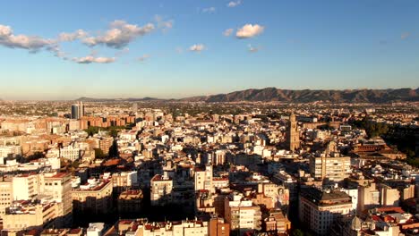 Schöne-Weite-Luftaufnahme-Der-Stadt-Murcia-Und-Der-Berge-In-Spanien-Bei-Sonnenuntergang