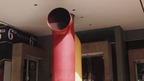 Una-Toma-De-Un-Conducto-De-Ventilación-Rojo-De-Un-Nuevo-Rascacielos-Moderno,-Ciudad-De-Panamá