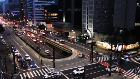 Sao-Paulo,-Brazil:-car-traffic-on-crossroad-in-famous-Paulista-avenue-at-night