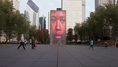 Videokunst-Eines-Afroamerikanischen-Jungen,-Der-Besucher-Im-Stadtpark-Anblinzelt
