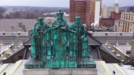 Estatuas-Del-Palacio-De-Justicia-Del-Condado-De-Mahoning-Reformadas-Y-Restauradas,-Youngstown,-Ohio