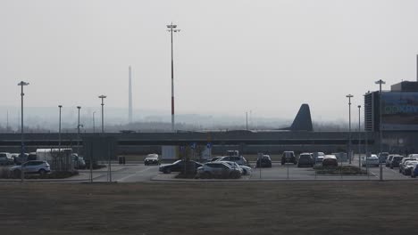 Blick-Auf-Ein-Flugzeug,-Das-Sich-Im-Hintergrund-Vom-Parkplatz-Des-Flughafens-Rzeszow-Bewegt