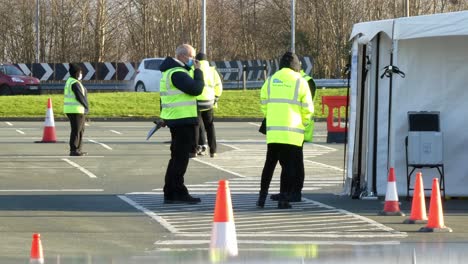 Covid-medizinisches-Personal-Arbeitet-Während-Der-Gesundheitskrise-Auf-Dem-Parkplatz-Des-Testzentrums