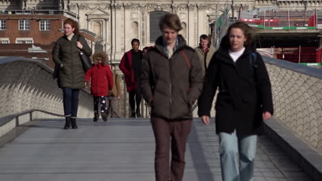 Menschen-Laufen-An-Einem-Sonnigen-Und-Windigen-Morgen-In-Zeitlupe-über-Die-Millennium-Fußgängerbrücke