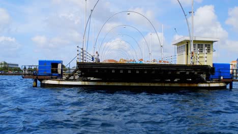 El-Puente-De-La-Reina-Emma,-Un-Puente-De-Pontones-En-Willemstad,-Curacao,-Cerrándose-Sobre-La-Bahía-De-Santa-Anna-En-El-Caribe