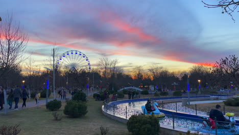 Parque-De-Atracciones-Al-Atardecer,-Bucarest,-Rumania