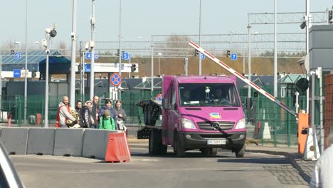 Ukrainian-refugees-crossing-customs-border-between-Ukraine-and-Poland-in-Dorohusk,-Poland