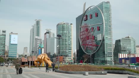 Innenstadt-Von-Seoul,-Südkorea,-Am-Eingang-Des-Coex-Einkaufszentrums-Und-Der-Skyline-Der-Stadt-Und-Der-Statue-Im-Gangnam-Stil-–-Eröffnungsaufnahme