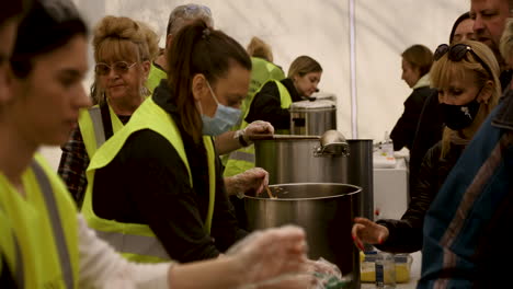 Freiwillige-Veranstalten-In-Einem-Eigens-Dafür-Errichteten-Zelt-Eine-Kostenlose-Essensaktion-Für-Flüchtlinge-Aus-Der-Ukraine-Am-Westbahnhof-In-Warschau