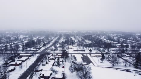 4K-drone-video-of-neighborhood-in-suburbs-of-Grand-Rapids,-Michigan