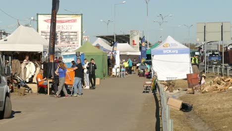 Zelte-Für-Humanitäre-Hilfe-Am-Polnisch-ukrainischen-Grenzübergang-In-Dorohusk,-Ukrainisches-Flüchtlingslager