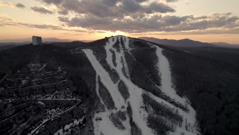 Wunderschöner-Luftauszug-Im-Skigebiet-Sugar-Mountain-Bei-Sonnenuntergang