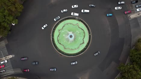 Abstieg-Zum-Kreisverkehr-Der-Diana-Cazadora-Am-Paseo-De-La-Reforma-Von-Oben,-Während-Sich-Die-Kamera-Dreht,-Mexiko-Stadt
