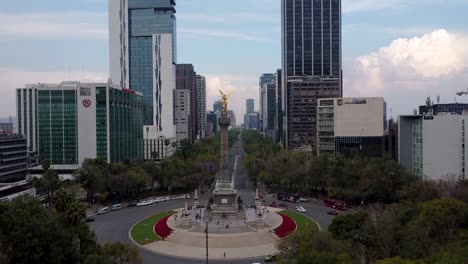 Toma-De-Grúa-Del-ángel-De-La-Independencia-En-El-Paseo-De-La-Reforma-Desde-Atrás,-Ciudad-De-México